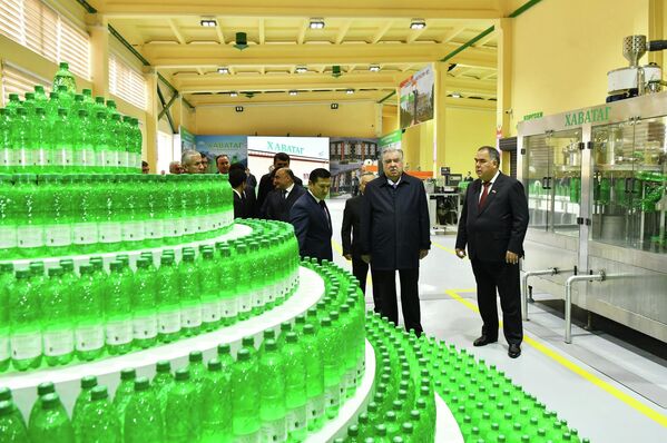 Дар Истаравшан корхонае барои истеҳсоли оби шифобахши "Хавотоғ" кушода шуд. Маъданҳои нодир ба он хосиятҳои беназири шифобахш медиҳанд. Дар Истаравшан корхонае барои истеҳсоли оби шифобахши "Хавотоғ" кушода шуд. Маъданҳои нодир ба он хосиятҳои беназири шифобахш медиҳанд. - Sputnik Тоҷикистон