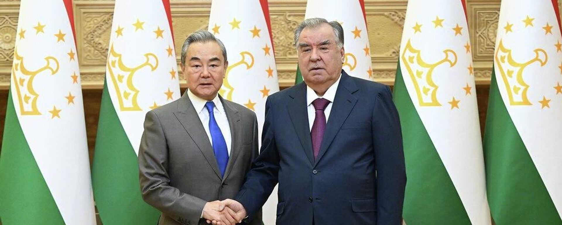 Президент Таджикистана Эмомали Рахмон и глава МИД Китая Ван И - Sputnik Тоҷикистон, 1920, 22.11.2025