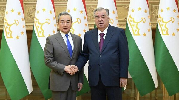 Президент Таджикистана Эмомали Рахмон и глава МИД Китая Ван И - Sputnik Таджикистан