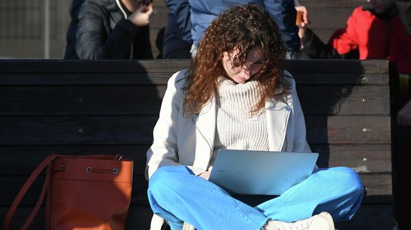 Девушка с ноутбуком на лавочке - Sputnik Таджикистан