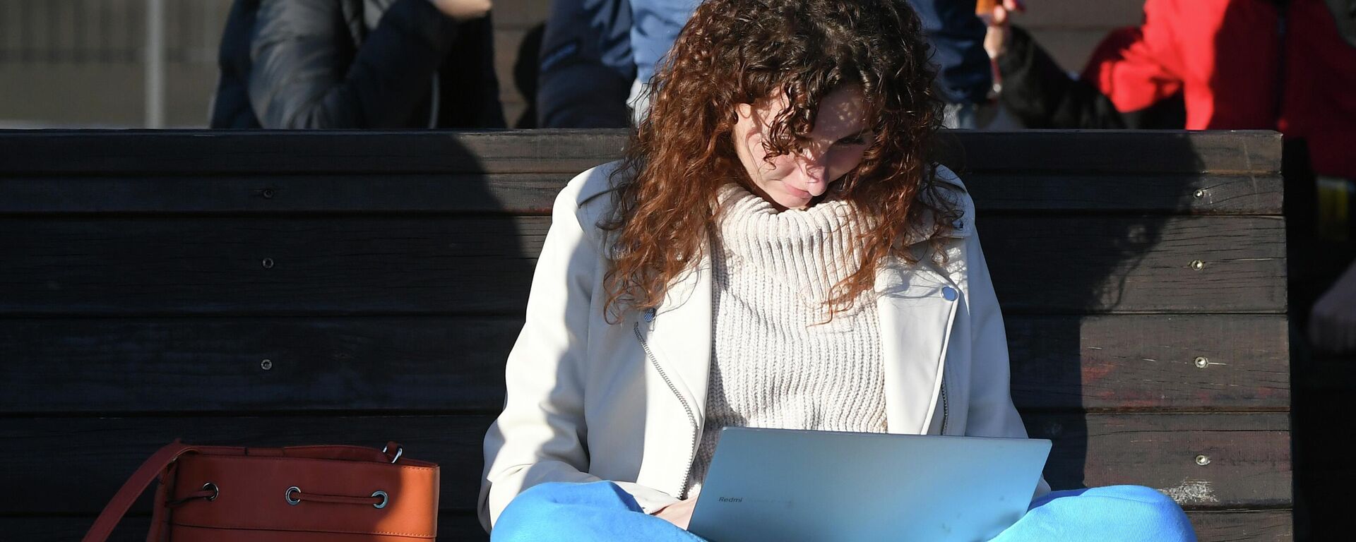 Девушка с ноутбуком на лавочке  - Sputnik Тоҷикистон, 1920, 23.11.2025