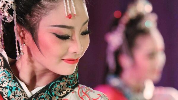 Китайские артисты выступают на концерте - Sputnik Тоҷикистон