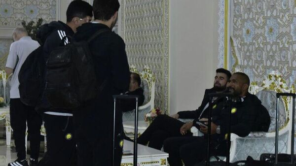 И снова без Роналду: команда саудовского ФК Аль-Наср только что прибыла в Душанбе, но к огорчению таджикских любителей футбола — без своего знаменитого капитана, передает корреспондент @SputnikTj - Sputnik Таджикистан