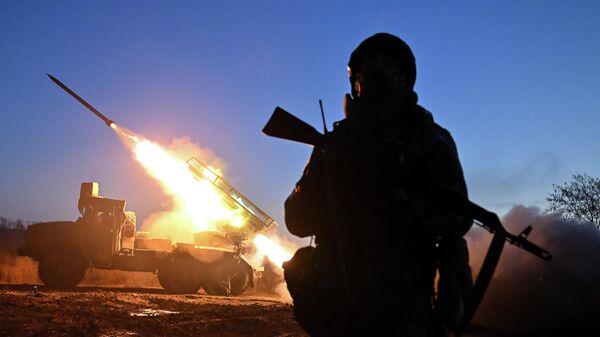 Боевая работа РСЗО Град группировки войск Центр в зоне СВО  - Sputnik Тоҷикистон