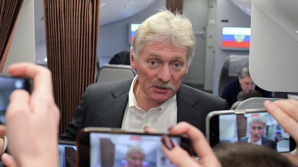 Пресс-секретарь президента РФ Дмитрий Песков общается с журналистами в самолете перед началом официального визита президента РФ Владимира Путина в Киргизию. - Sputnik Таджикистан