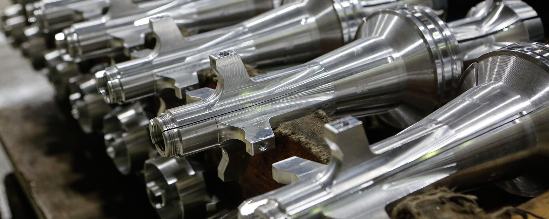 Производства корпусов бронебойно-подкалиберных снарядов на Ленинградском механическом заводе имени Карла Либкнехта, входящего в группу компаний Госкорпорации Ростех. - Sputnik Таджикистан, 1920, 26.11.2025