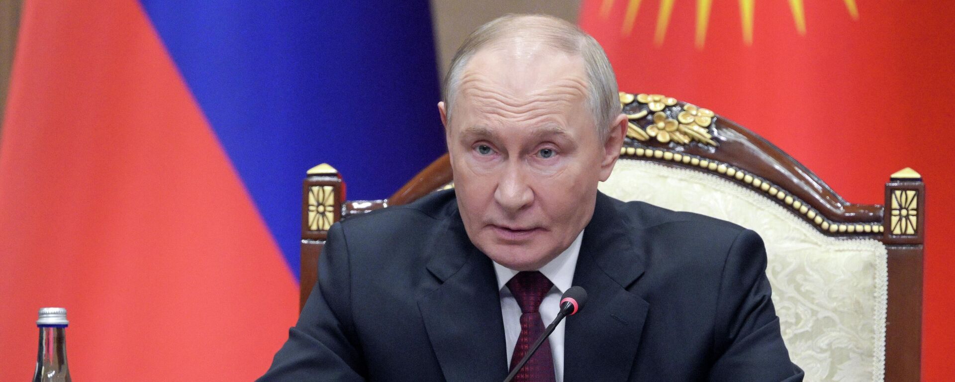 Президент РФ Владимир Путин на церемонии обмена подписанными документами и совместного с президентом Киргизии Садыром Жапаровым заявления для прессы в Бишкеке. - Sputnik Таджикистан, 1920, 26.11.2025