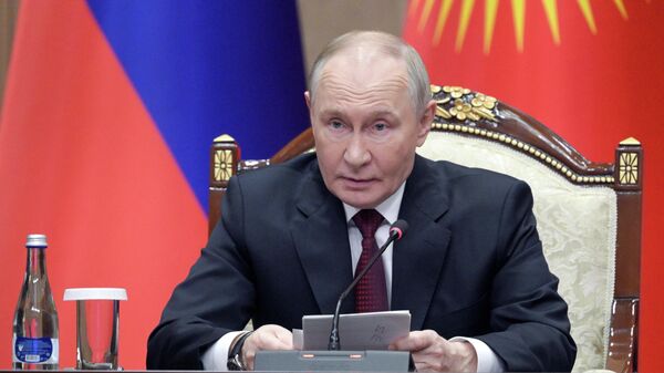 Президент РФ Владимир Путин на церемонии обмена подписанными документами и совместного с президентом Киргизии Садыром Жапаровым заявления для прессы в Бишкеке. - Sputnik Таджикистан