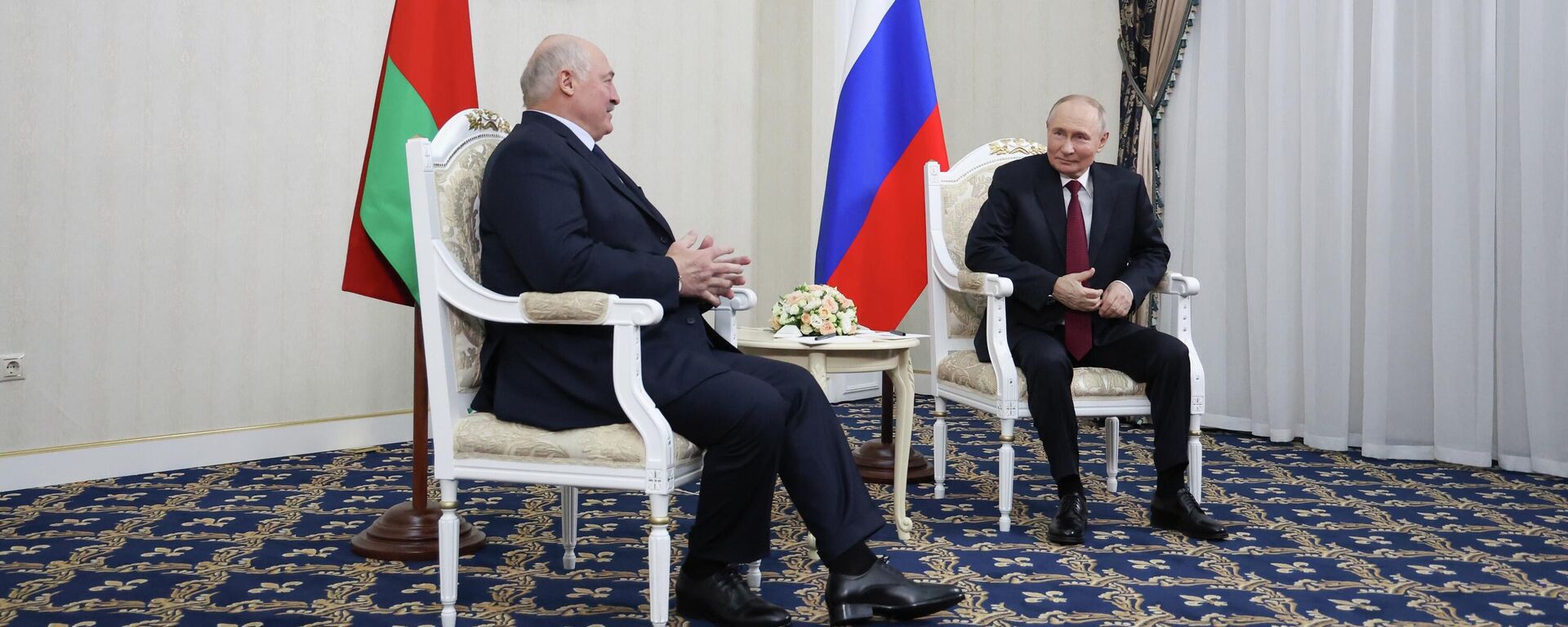 Президент РФ Владимир Путин и президент Белоруссии Александр Лукашенко во время встречи в Бишкеке. - Sputnik Тоҷикистон, 1920, 26.11.2025