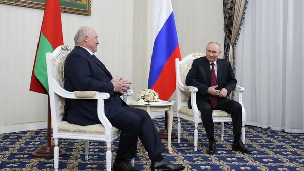 Президент РФ Владимир Путин и президент Белоруссии Александр Лукашенко во время встречи в Бишкеке. - Sputnik Тоҷикистон