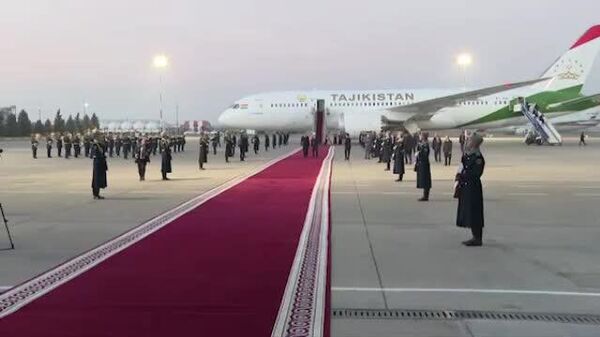 Эмомалӣ Раҳмонро ҳангоми вуруд ба Бишкек чунин истиқбол гирифтанд - Sputnik Тоҷикистон