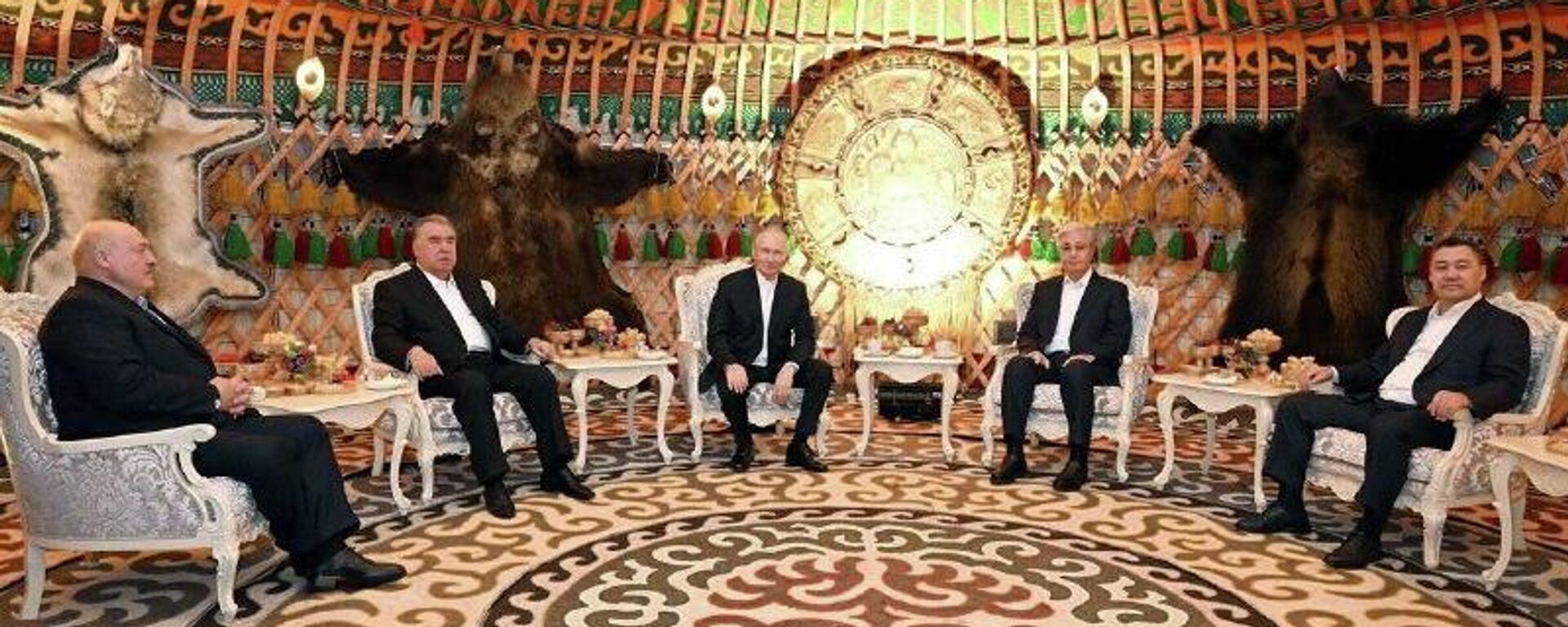 Эмомалӣ Раҳмон ва Содир Ҷабборов дар Бишкек бо ҳамдигар самимона вохӯрӣ карданд - Sputnik Тоҷикистон, 1920, 27.11.2025