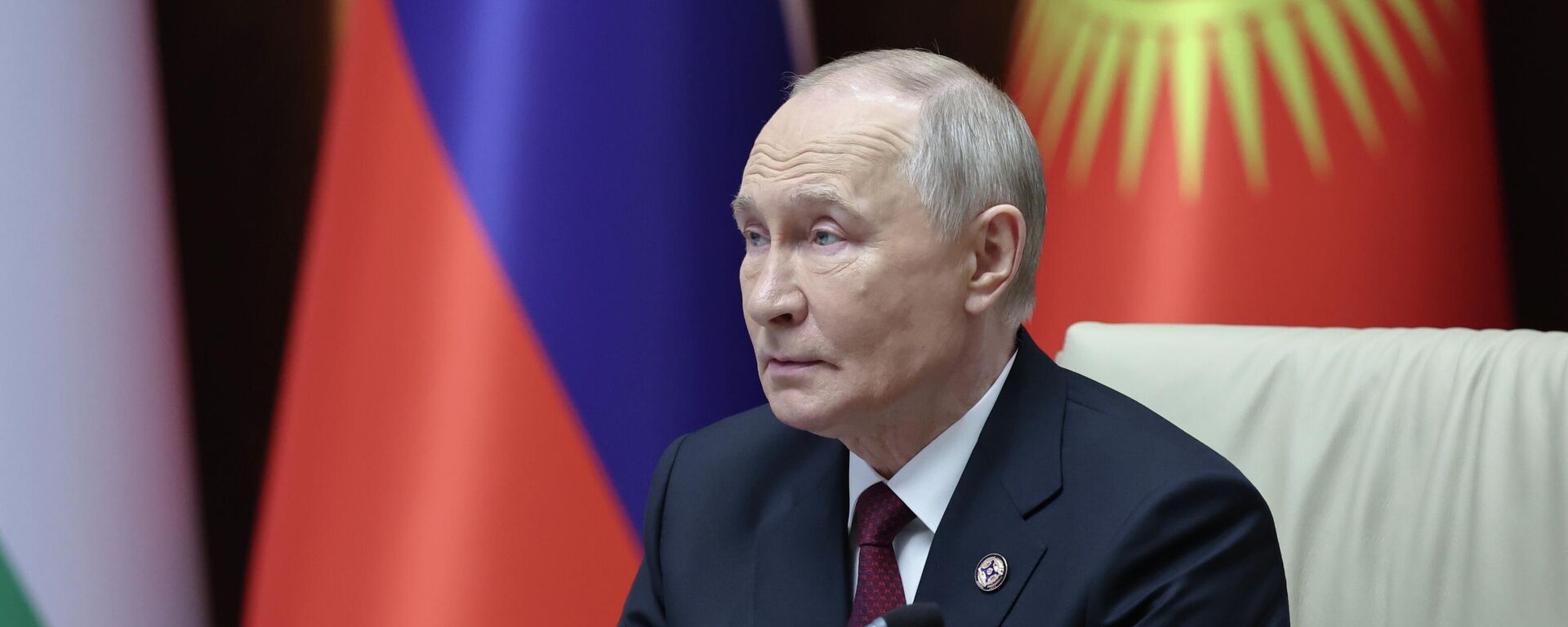 Президент РФ Владимир Путин  на заседании Совета коллективной безопасности ОДКБ в Бишкеке. - Sputnik Таджикистан, 1920, 27.11.2025