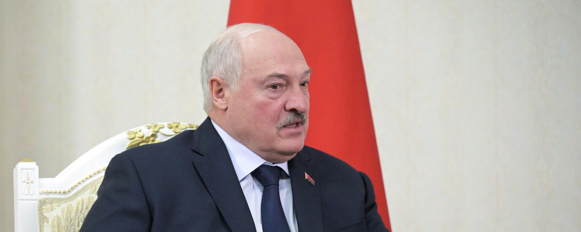 Президент Белоруссии Александр Лукашенко во время встречи с президентом РФ Владимиром Путиным в Бишкеке.  - Sputnik Тоҷикистон, 1920, 27.11.2025