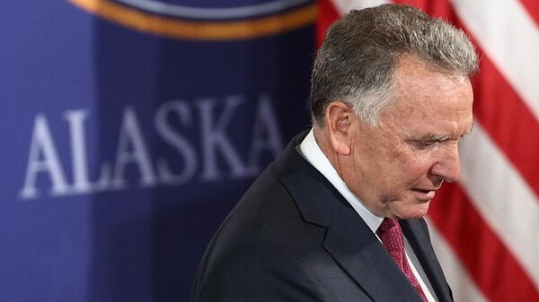 Спецпосланик президента США Стив Уиткофф перед началом пресс-конференции по итогам переговоров президента РФ Владимира Путина и президента США Дональда Трампа на Аляске.  - Sputnik Таджикистан