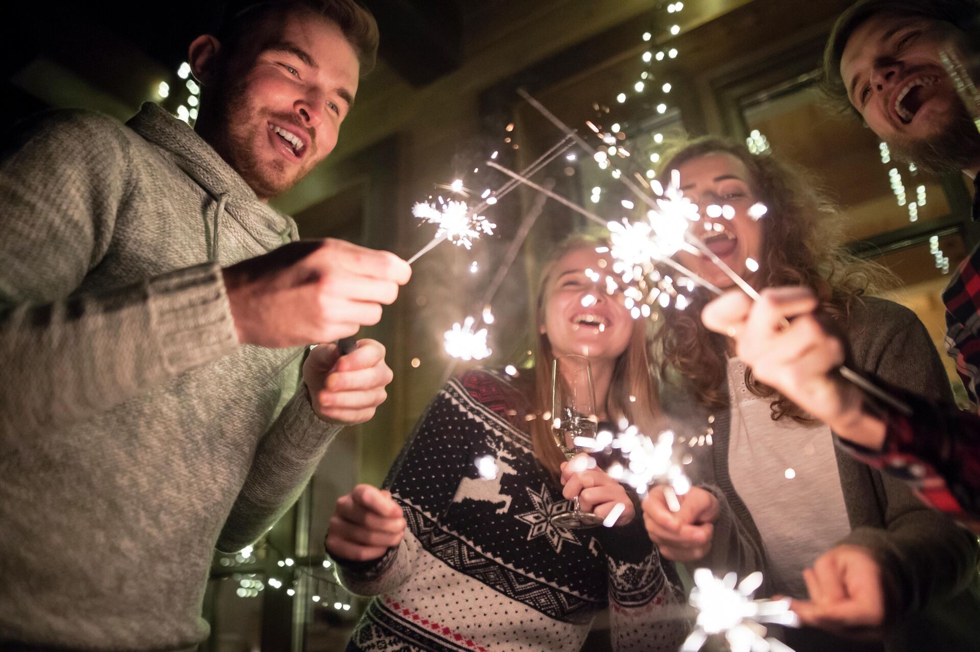 Компания молодых людей жгут бенгальские огни на Новый год - Sputnik Таджикистан, 1920, 27.11.2025