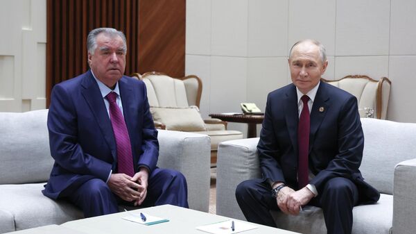 Президент РФ Владимир Путин и президент Таджикистана Эмомали Рахмон во время встречи на полях саммита ОДКБ в Бишкеке.  - Sputnik Тоҷикистон