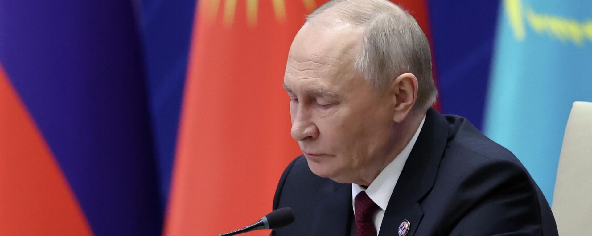 Президент РФ Владимир Путин на заседании Совета коллективной безопасности ОДКБ в расширенном составе в Бишкеке. - Sputnik Таджикистан, 1920, 27.11.2025