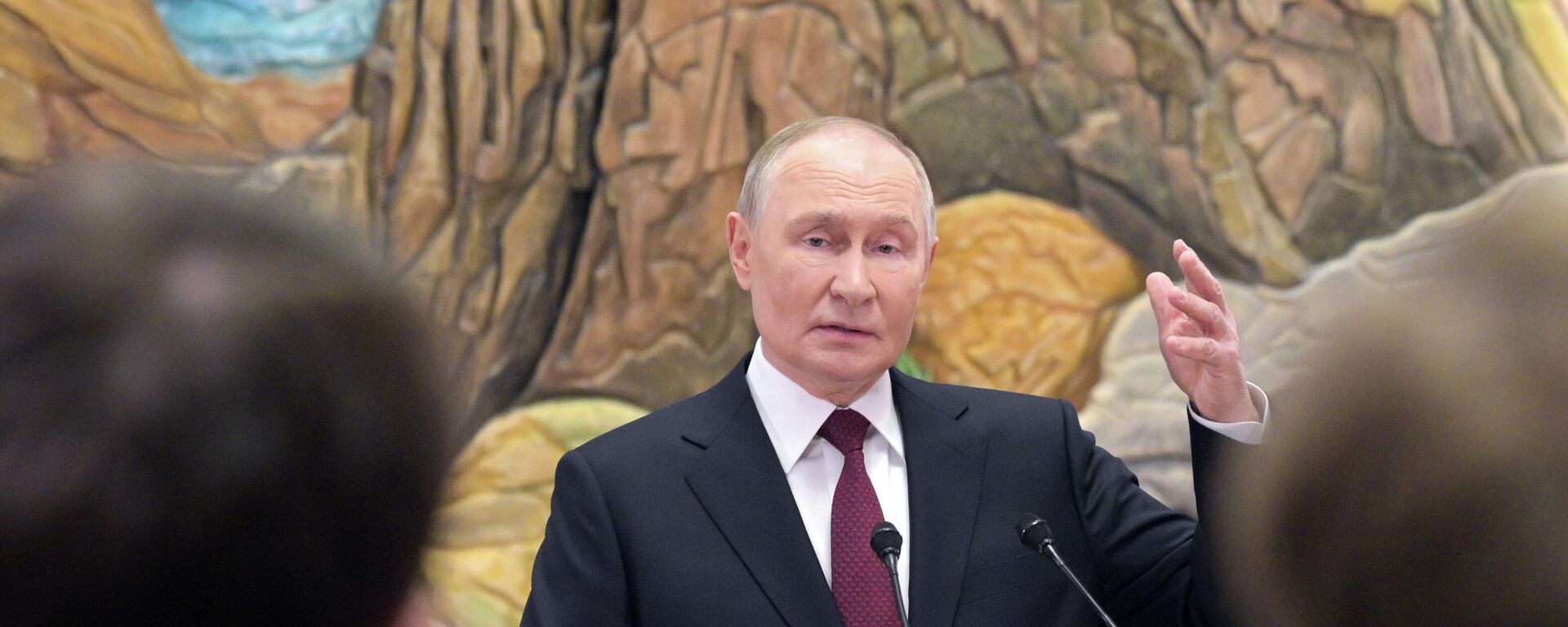 Президент РФ Владимир Путин во время подхода к представителям российских СМИ. - Sputnik Таджикистан, 1920, 27.11.2025