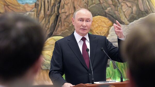 Президент РФ Владимир Путин во время подхода к представителям российских СМИ. - Sputnik Таджикистан