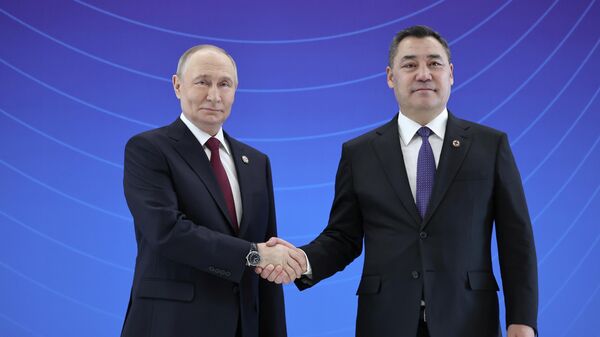 Президент РФ Владимир Путин и президент Киргизии Садыр Жапаров на церемонии приветствия глав государств-членов ОДКБ в Бишкеке.  - Sputnik Тоҷикистон