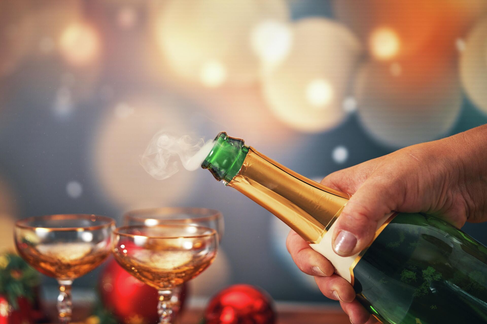 Разлив шампанского по бокалам на Рождество - Sputnik Таджикистан, 1920, 27.11.2025