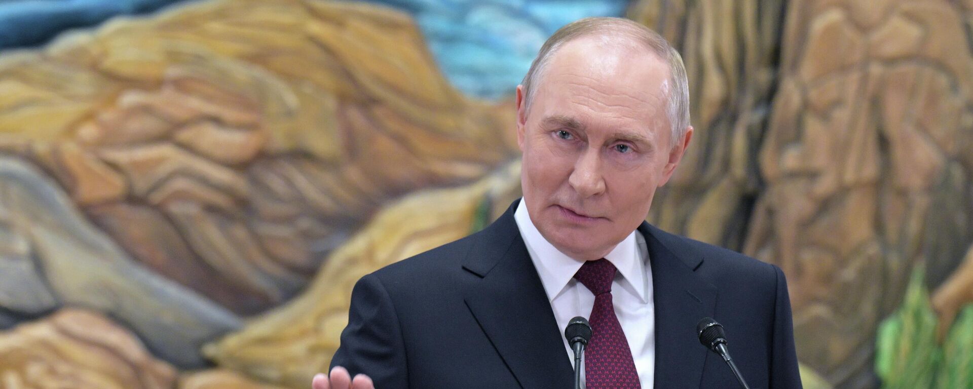 Президент РФ Владимир Путин во время подхода к представителям российских СМИ. - Sputnik Таджикистан, 1920, 04.12.2025