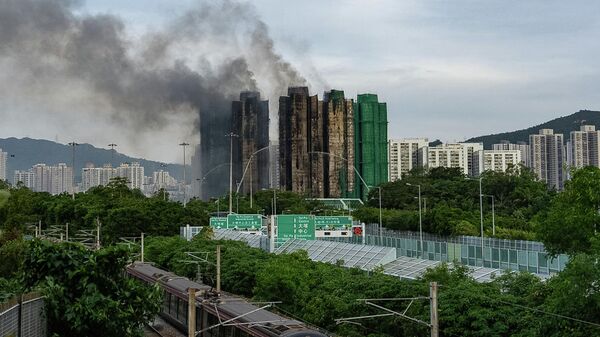 Последствия пожара в жилом комплексе Ван Фук Корт в Гонконге - Sputnik Таджикистан