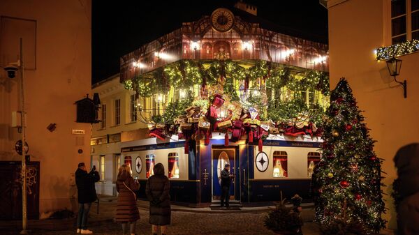 Люди смотрят на рождественские украшения в Старом городе Вильнюса, Литва - Sputnik Тоҷикистон