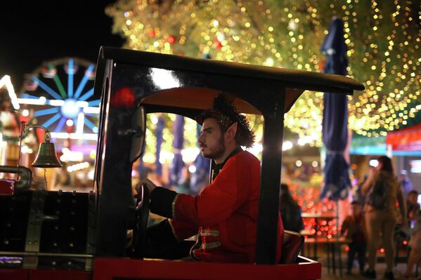 Вангелис, ронандаи қатораи солинавӣ, дар корхонаи солинавӣ дар шаҳри Технополис дар Афина, Юнон. Вангелис, ронандаи қатораи солинавӣ, дар корхонаи солинавӣ дар шаҳри Технополис дар Афина, Юнон. - Sputnik Тоҷикистон