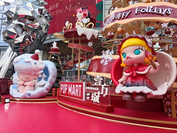 Намоишгоҳҳои солинавии Pop Mart дар Маркази савдои Uniwalk 24 ноябри соли 2025 дар Шенҷен, музофоти Гуандун, Чин. Намоишгоҳҳои солинавии Pop Mart дар Маркази савдои Uniwalk 24 ноябри соли 2025 дар Шенҷен, музофоти Гуандун, Чин. - Sputnik Тоҷикистон