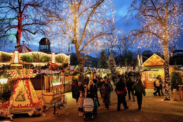 Мардум дар намоишгоҳи солинавӣ дар Берлин, Олмон, хурсандӣ мекунанд. Мардум дар намоишгоҳи солинавӣ дар Берлин, Олмон, хурсандӣ мекунанд. - Sputnik Тоҷикистон