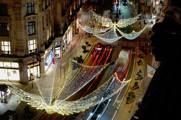 Чароғҳои солинавӣ дар кӯчаи Регент дар Лондон. Чароғҳои солинавӣ дар кӯчаи Регент дар Лондон. - Sputnik Тоҷикистон