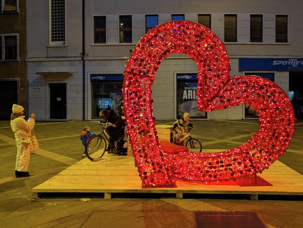 Шаҳри Трентои Италия мавсими идро бо бозорҳои солинавӣ мекушояд ва маркази таърихии онро равшан мекунад, ки сайёҳони зиёдеро ҷалб мекунад. Шаҳри Трентои Италия мавсими идро бо бозорҳои солинавӣ мекушояд ва маркази таърихии онро равшан мекунад, ки сайёҳони зиёдеро ҷалб мекунад. - Sputnik Тоҷикистон
