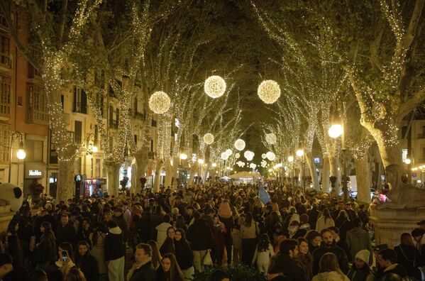 Мардум дар маросими фурӯзон кардани чароғҳои солинавӣ дар Палма, Майорка, ширкат мекунанд. Мардум дар маросими фурӯзон кардани чароғҳои солинавӣ дар Палма, Майорка, ширкат мекунанд. - Sputnik Тоҷикистон