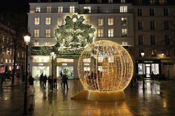 Ороишоти солинавии Christian Dior 24 ноябри соли 2025 дар Пориси Фаронса, муаррифӣ шуд. Ороишоти солинавии Christian Dior 24 ноябри соли 2025 дар Пориси Фаронса, муаррифӣ шуд. - Sputnik Тоҷикистон