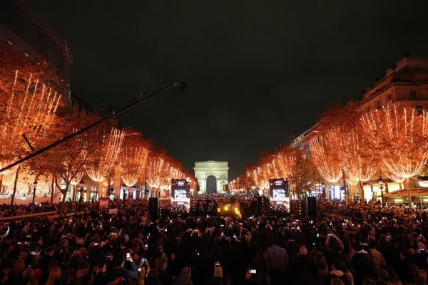 Намои муаррифии аниматсия ва чароғҳои солинавӣ дар Champs-Élysees 16 ноябри соли 2025 дар Париж, Фаронса. Намои муаррифии аниматсия ва чароғҳои солинавӣ дар Champs-Élysees 16 ноябри соли 2025 дар Париж, Фаронса. - Sputnik Тоҷикистон