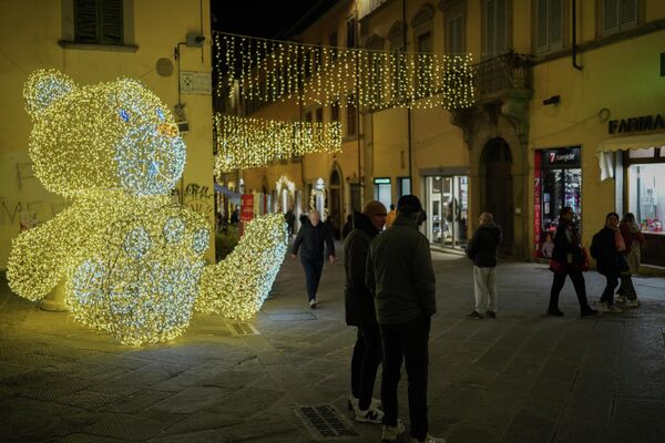 Маркази таърихии шаҳри Аретсои Италия барои Соли нав оро дода мешавад. Маркази таърихии шаҳри Аретсои Италия барои Соли нав оро дода мешавад. - Sputnik Тоҷикистон