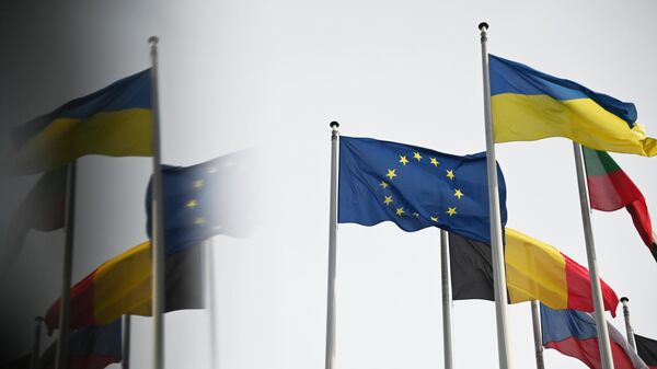 Флаг Украины и флаг с символикой Евросоюза у здания Европарламента в Страсбурге.  - Sputnik Тоҷикистон