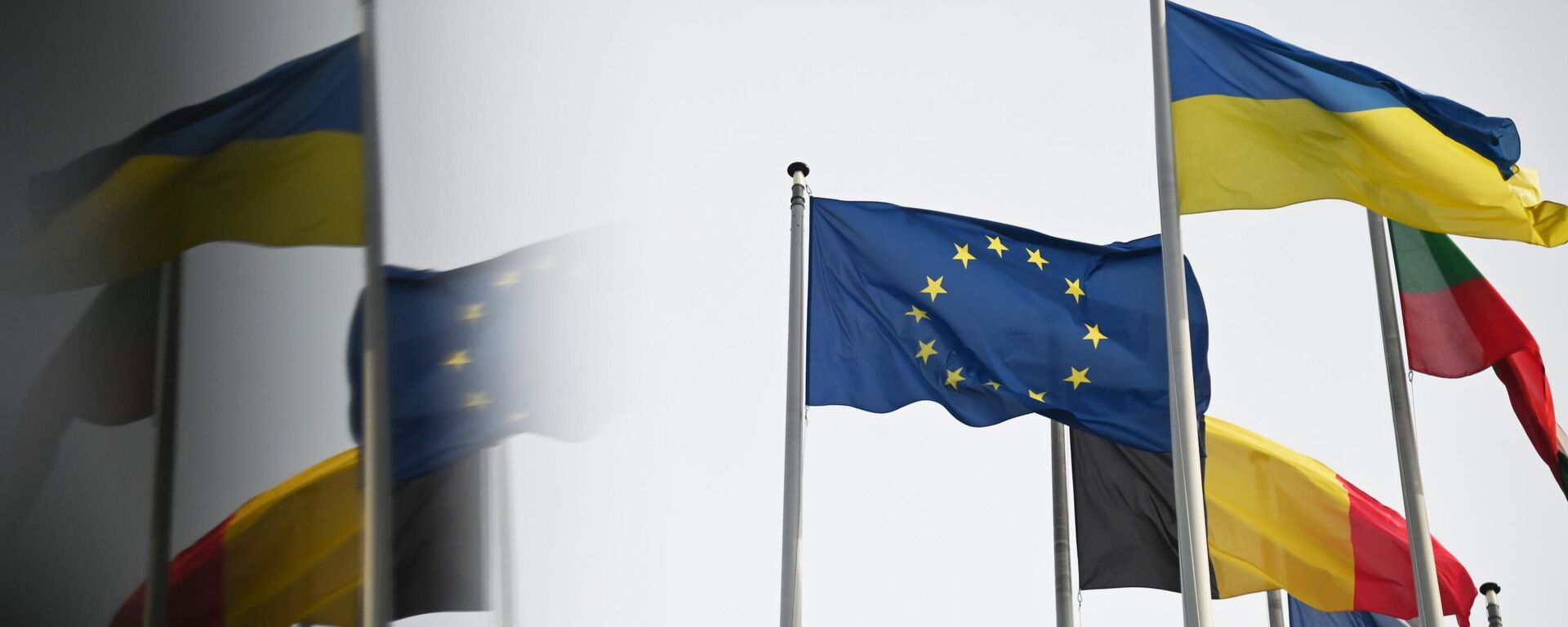 Флаг Украины и флаг с символикой Евросоюза у здания Европарламента в Страсбурге.  - Sputnik Тоҷикистон, 1920, 28.11.2025