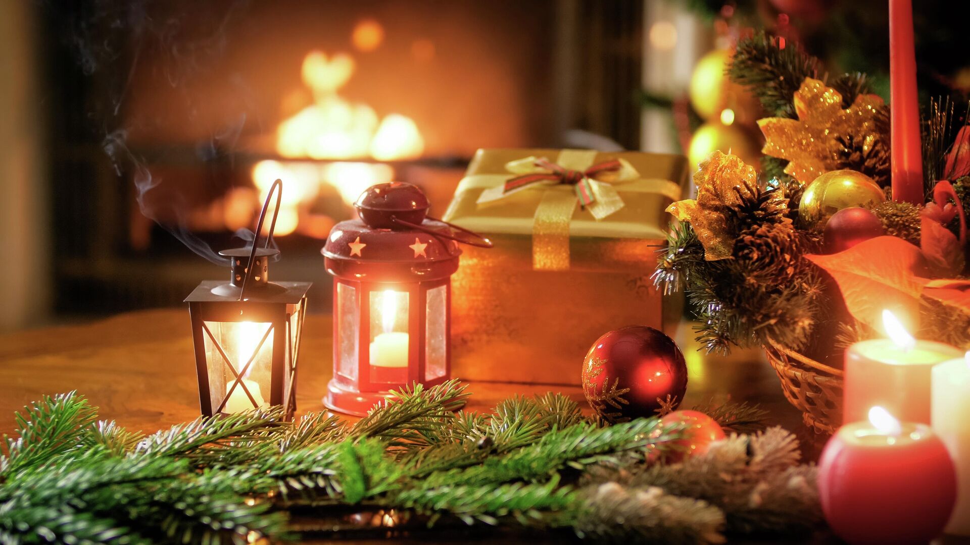Фонари и украшения на фоне горящего камина и рождественской елки Фонари и украшения на фоне горящего камина и рождественской елки - Sputnik Таджикистан, 1920, 12.01.2026