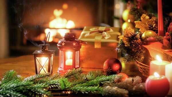 Фонари и украшения на фоне горящего камина и рождественской елки  - Sputnik Таджикистан