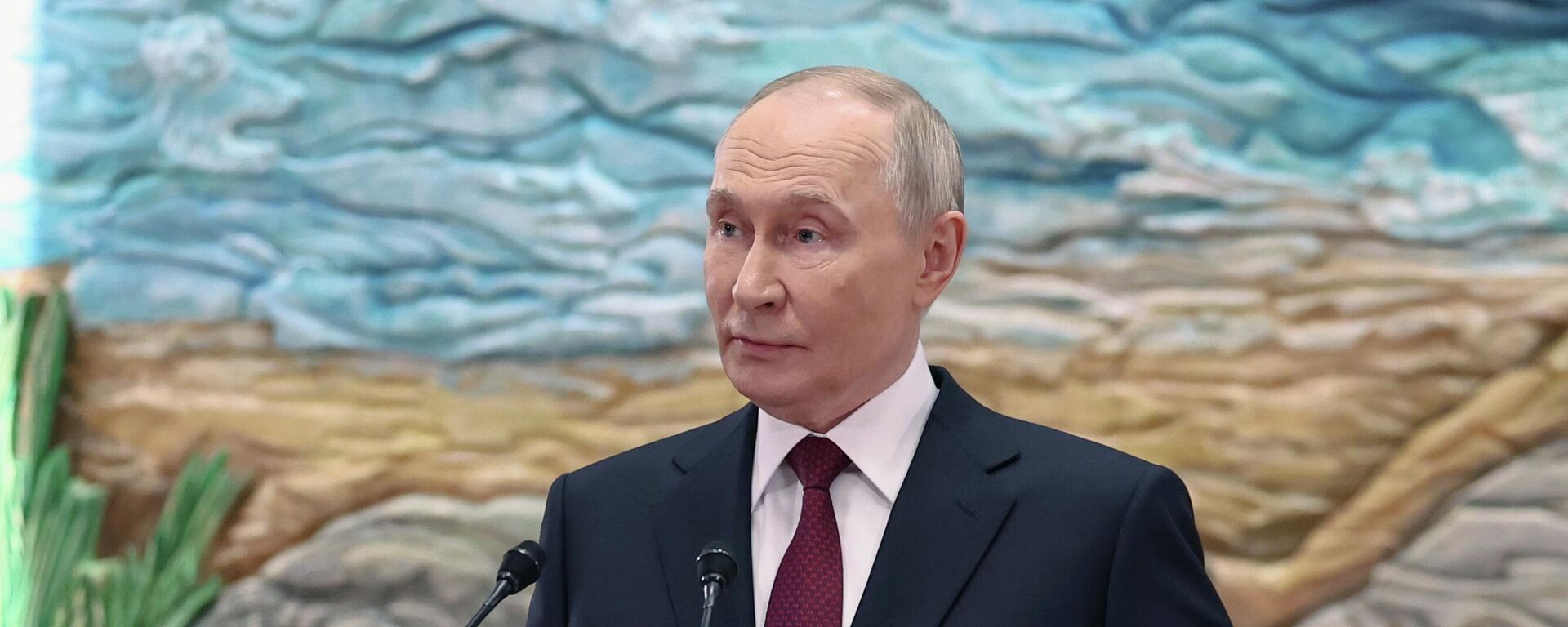 Президент РФ Владимир Путин во время подхода к представителям российских СМИ.  - Sputnik Таджикистан, 1920, 28.11.2025