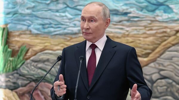 Президент РФ Владимир Путин во время подхода к представителям российских СМИ.  - Sputnik Таджикистан