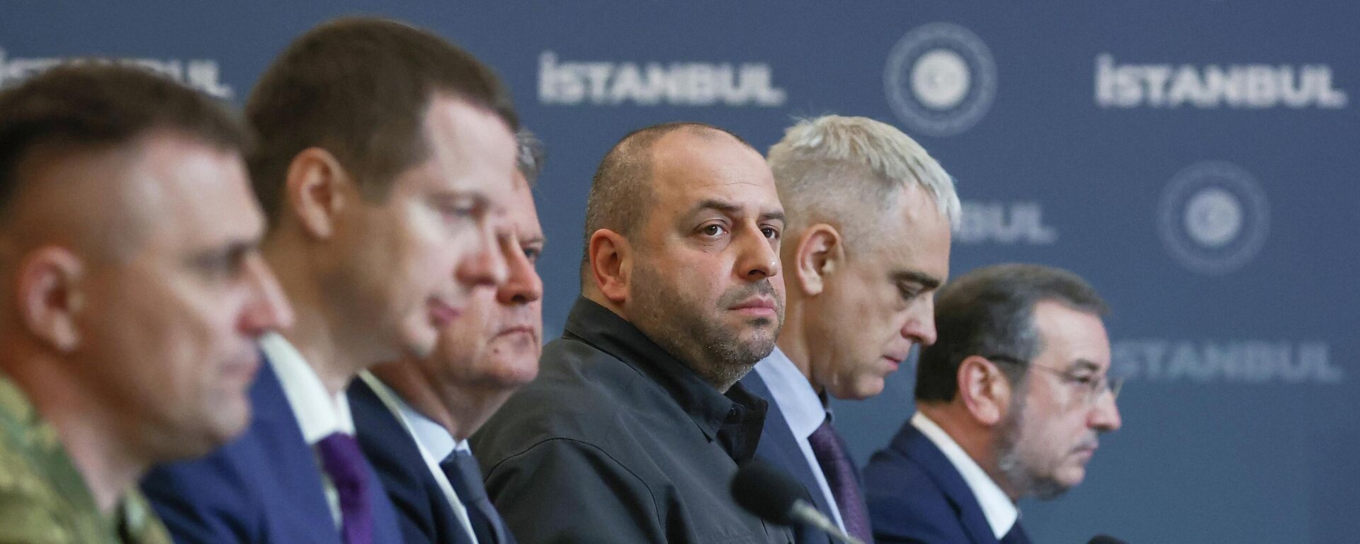 Украинская делегация на переговорах с представителями России во дворце Чираган в Стамбуле. Третий справа: секретарь Совета нацбезопасности и обороны Украины Рустем Умеров. - Sputnik Тоҷикистон, 1920, 01.12.2025