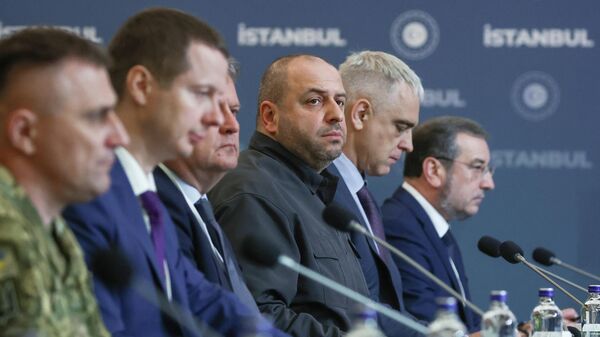 Украинская делегация на переговорах с представителями России во дворце Чираган в Стамбуле. Третий справа: секретарь Совета нацбезопасности и обороны Украины Рустем Умеров. - Sputnik Тоҷикистон