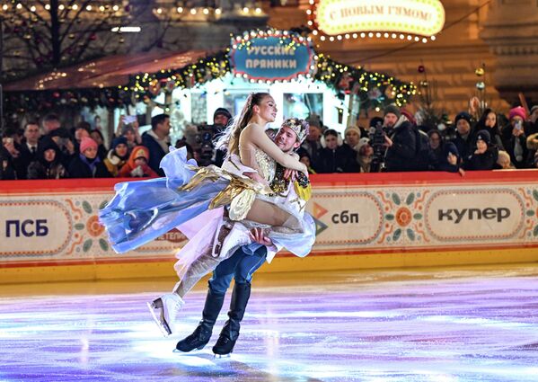 Каток открылся выступлением на льду, в котором приняли участие чемпионы мира в танцах на льду Виктория Синицина и Никита Кацалапов. - Sputnik Таджикистан