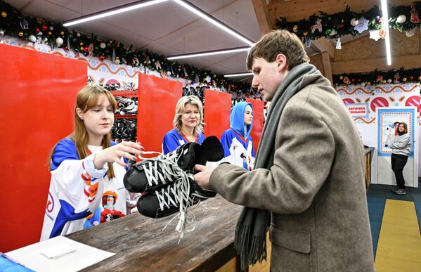 Добрая традиция ГУМ-катка - первые четыре утренних сеанса в будние дни бесплатные. - Sputnik Таджикистан