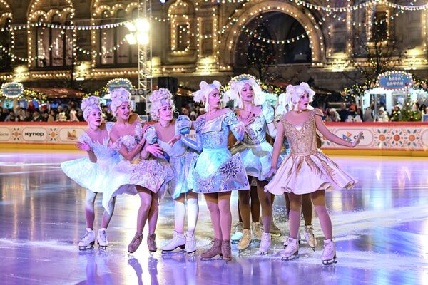 Гостям также был представлен фрагмент главной премьеры зимнего сезона - шоу &quot;Золушка&quot;. - Sputnik Таджикистан