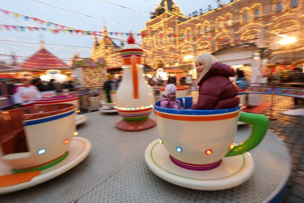 Яркий глиняный сувенир родом из Вятки, который легко узнать по белому фону, расписанному насыщенными цветами, кругами и геометрическими узорами. - Sputnik Таджикистан